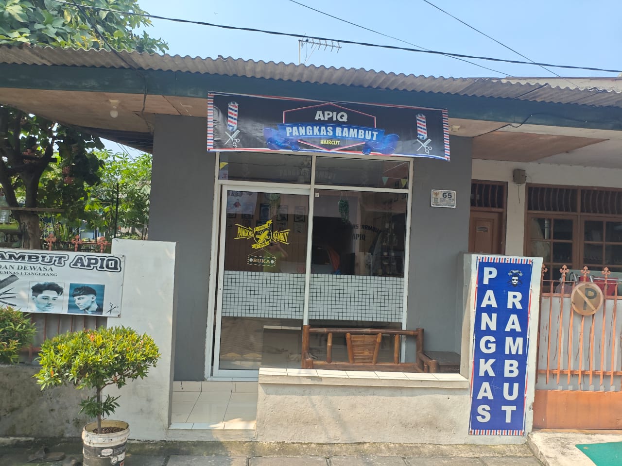 Tampak Depan Barbershop Apiq